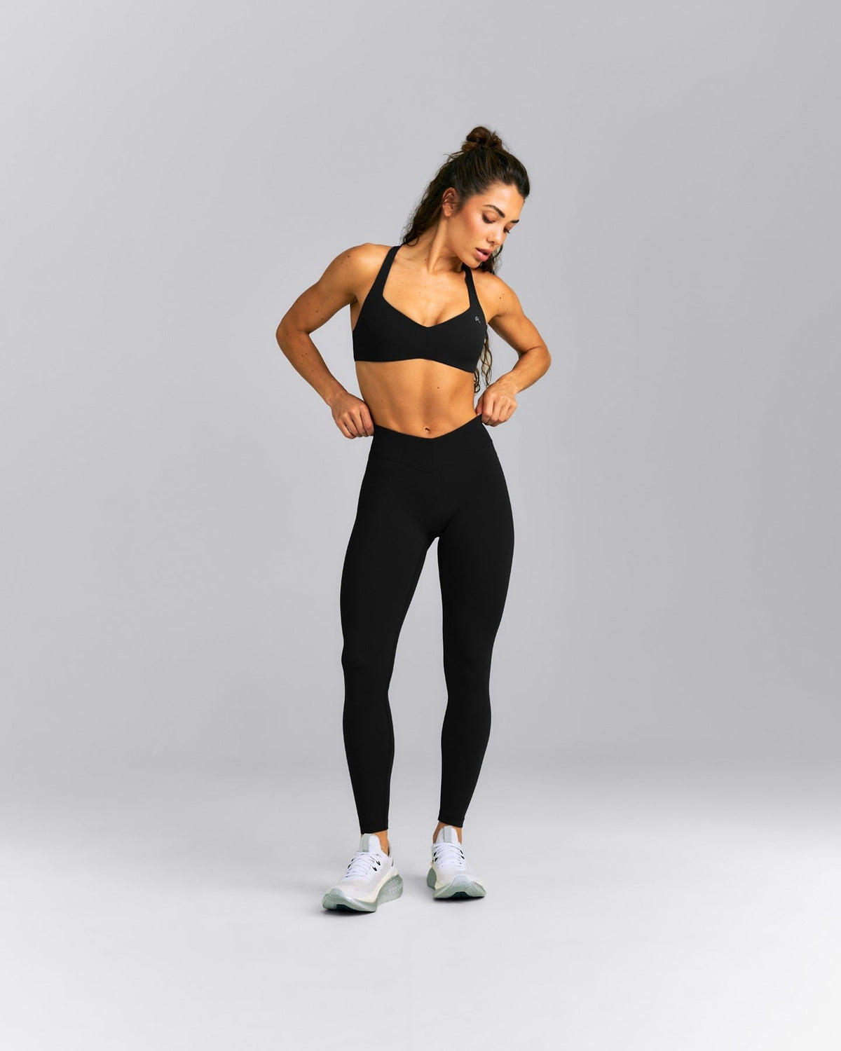 UnifiedMoveTM V Front Mid Rise Leggings | Black