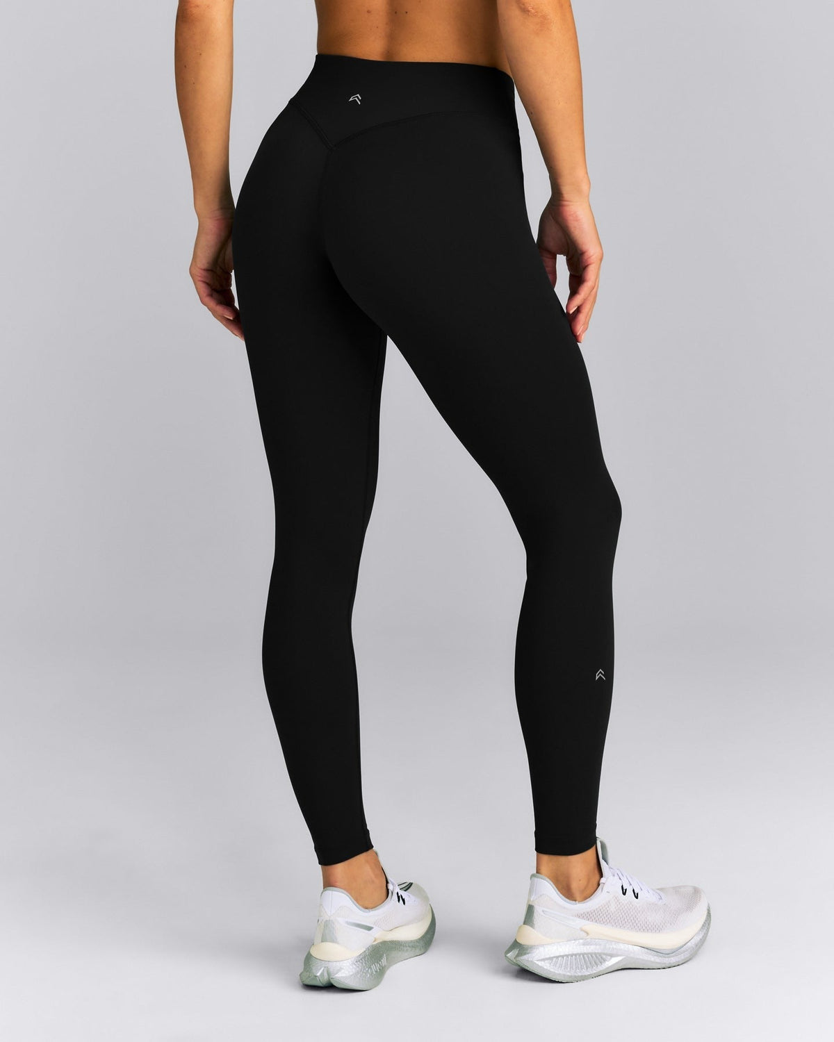 UnifiedMoveTM V Front Mid Rise Leggings | Black