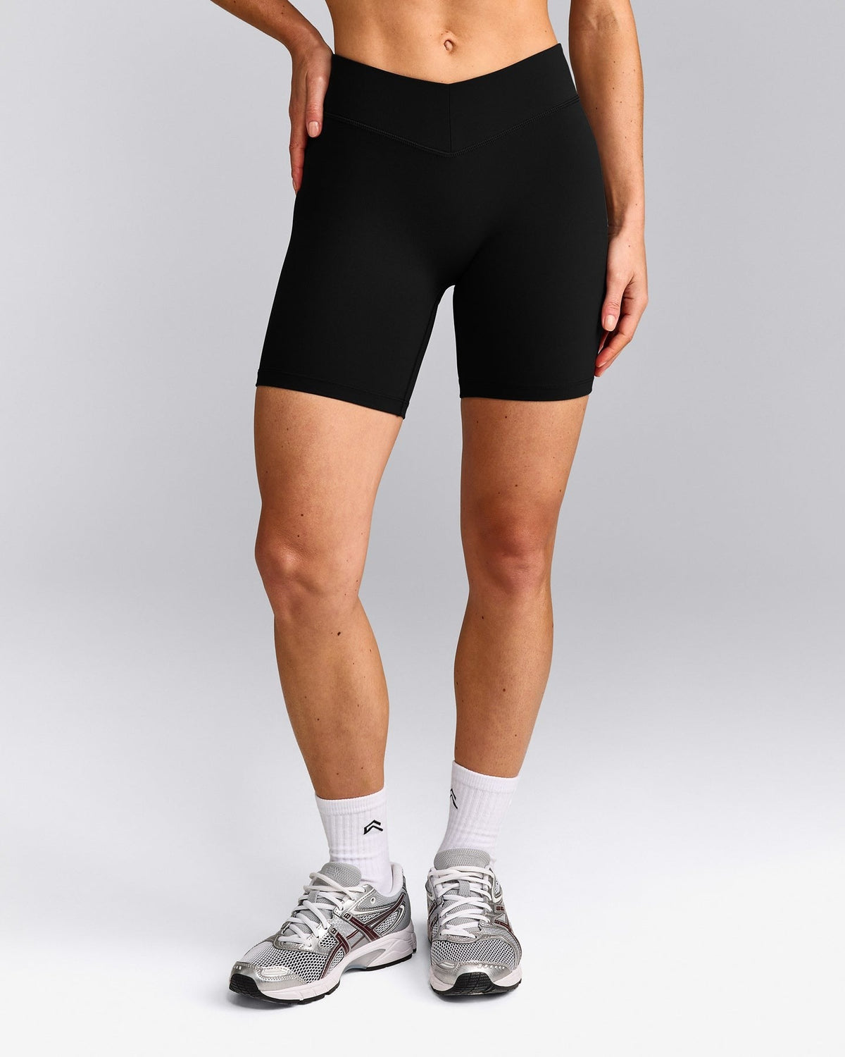 UnifiedMoveTM V Front Mid Rise Shorts 6" | Black